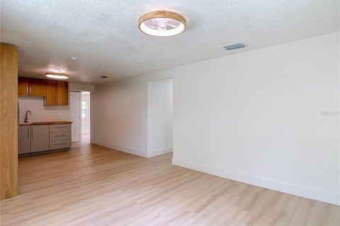 House in Tampa, Florida 3 bedrooms, 112.23 sq.m. № 2402785 - photo 13