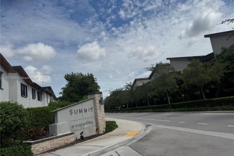 Снять в аренду таунхаус в Дорал, Флорида 4 спальни, 187.66м2, № 1920247 - фото 3