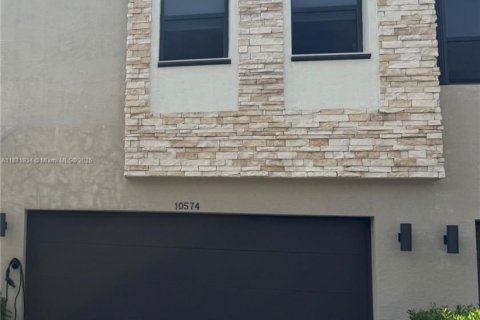 Снять в аренду таунхаус в Дорал, Флорида 4 спальни, 187.66м2, № 1920247 - фото 2