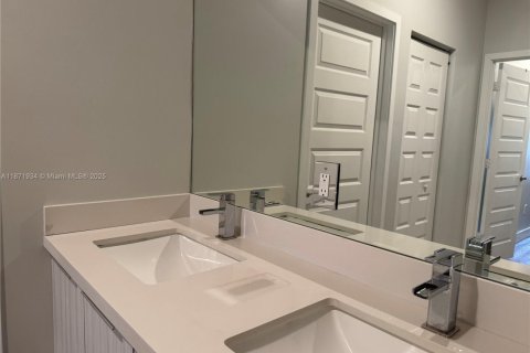 Снять в аренду таунхаус в Дорал, Флорида 4 спальни, 187.66м2, № 1920247 - фото 15