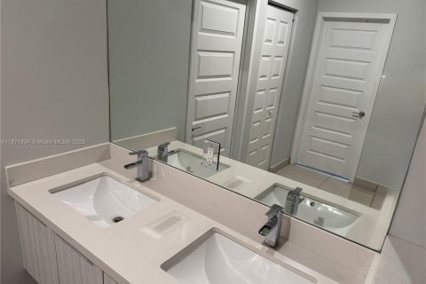 Снять в аренду таунхаус в Дорал, Флорида 4 спальни, 187.66м2, № 1920247 - фото 16