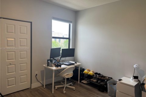 Снять в аренду таунхаус в Дорал, Флорида 4 спальни, 187.66м2, № 1920247 - фото 14