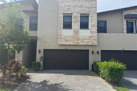 Снять в аренду таунхаус в Дорал, Флорида 4 спальни, 187.66м2, № 1920247 - фото 1