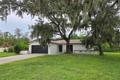 House in Port Charlotte, Florida 3 bedrooms, 164.99 sq.m. № 2403702