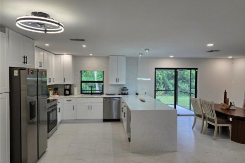 House in Port Charlotte, Florida 3 bedrooms, 164.99 sq.m. № 2403702 - photo 4