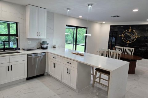 House in Port Charlotte, Florida 3 bedrooms, 164.99 sq.m. № 2403702 - photo 9