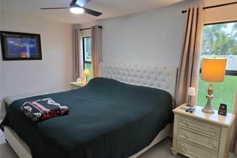 House in Port Charlotte, Florida 3 bedrooms, 164.99 sq.m. № 2403702 - photo 16