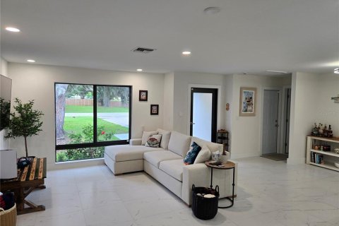 House in Port Charlotte, Florida 3 bedrooms, 164.99 sq.m. № 2403702 - photo 11