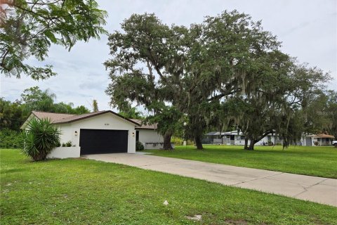 House in Port Charlotte, Florida 3 bedrooms, 164.99 sq.m. № 2403702 - photo 2