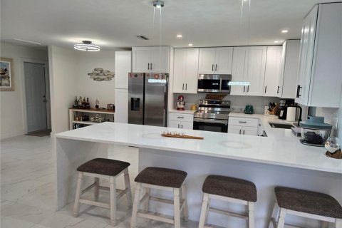 House in Port Charlotte, Florida 3 bedrooms, 164.99 sq.m. № 2403702 - photo 7