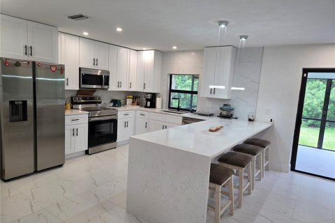 House in Port Charlotte, Florida 3 bedrooms, 164.99 sq.m. № 2403702 - photo 6
