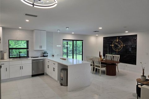 House in Port Charlotte, Florida 3 bedrooms, 164.99 sq.m. № 2403702 - photo 5