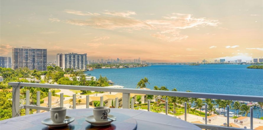 Кондоминиум с 2 спальнями в Майами, Флорида № 2015359