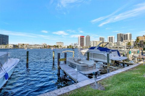 Condo in Hallandale Beach, Florida, 1 bedroom  № 1942942 - photo 28