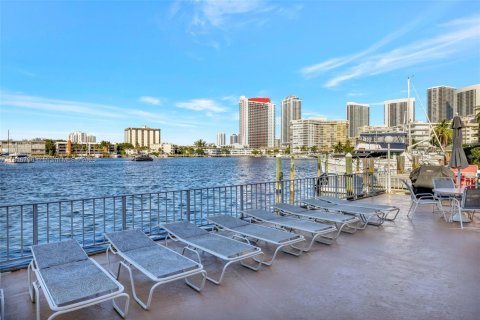 Condo in Hallandale Beach, Florida, 1 bedroom  № 1942942 - photo 26
