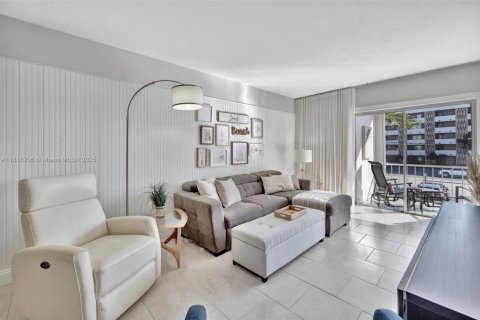 Condo in Hallandale Beach, Florida, 1 bedroom  № 1942942 - photo 8