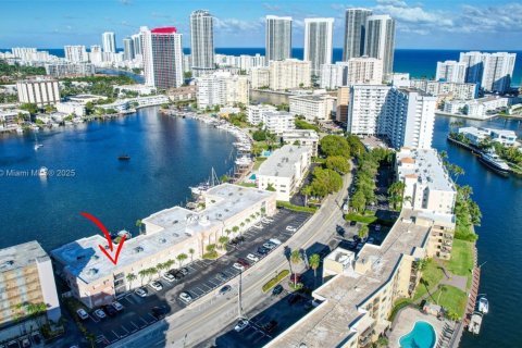 Condo in Hallandale Beach, Florida, 1 bedroom  № 1942942 - photo 30