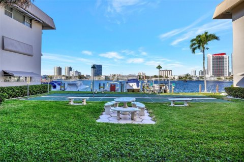 Condo in Hallandale Beach, Florida, 1 bedroom  № 1942942 - photo 24