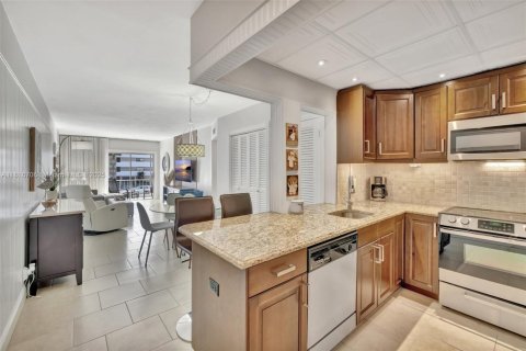 Condo in Hallandale Beach, Florida, 1 bedroom  № 1942942 - photo 3