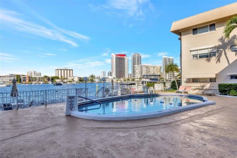 Condo in Hallandale Beach, Florida, 1 bedroom  № 1942942 - photo 25