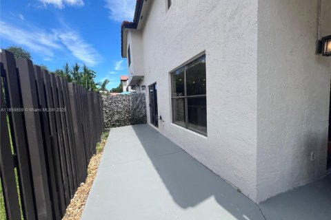 Villa ou maison à vendre à Miami, Floride: 2 chambres, 126.35 m2 № 1886539 - photo 25