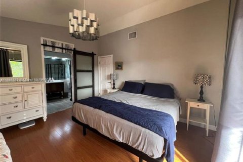 Villa ou maison à vendre à Miami, Floride: 2 chambres, 126.35 m2 № 1886539 - photo 19