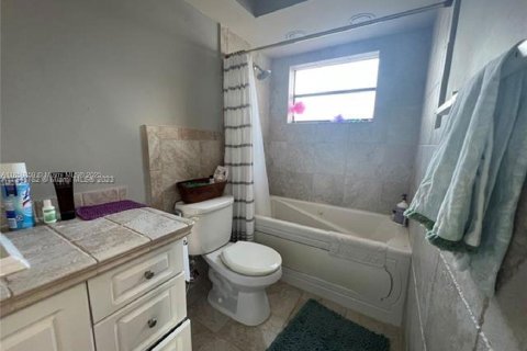 Villa ou maison à vendre à Miami, Floride: 2 chambres, 126.35 m2 № 1886539 - photo 13