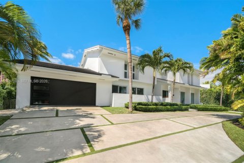 House in Coral Gables, Florida 5 bedrooms, 613.71 sq.m. № 2189415 - photo 25