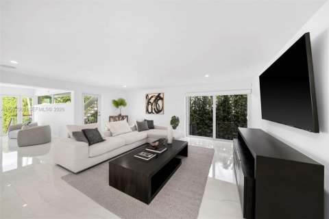House in Coral Gables, Florida 5 bedrooms, 613.71 sq.m. № 2189415 - photo 12