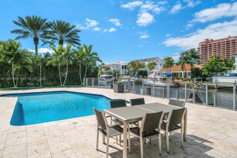 House in Coral Gables, Florida 5 bedrooms, 613.71 sq.m. № 2189415 - photo 9