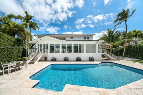 House in Coral Gables, Florida 5 bedrooms, 613.71 sq.m. № 2189415 - photo 13