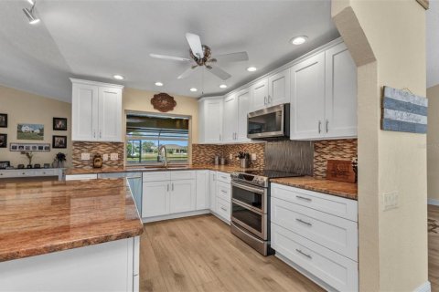 House in Port Charlotte, Florida 3 bedrooms, 196.67 sq.m. № 1717540 - photo 11