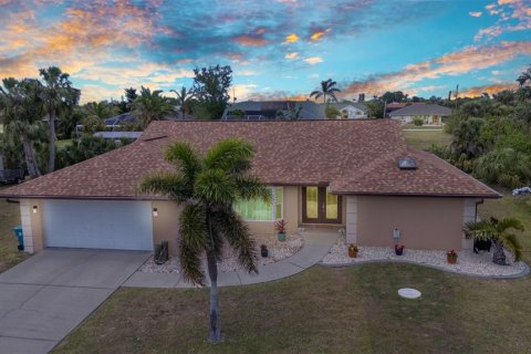House in Port Charlotte, Florida 3 bedrooms, 196.67 sq.m. № 1717540 - photo 1