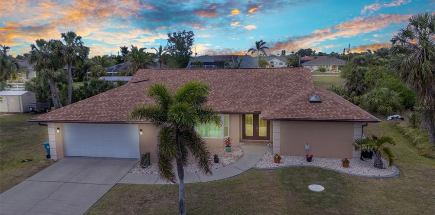 House in Port Charlotte, Florida 3 bedrooms, 196.67 sq.m. № 1717540
