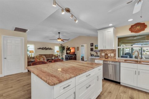 House in Port Charlotte, Florida 3 bedrooms, 196.67 sq.m. № 1717540 - photo 10