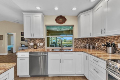 House in Port Charlotte, Florida 3 bedrooms, 196.67 sq.m. № 1717540 - photo 13