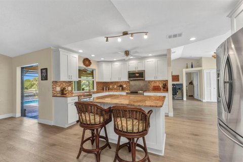 House in Port Charlotte, Florida 3 bedrooms, 196.67 sq.m. № 1717540 - photo 14