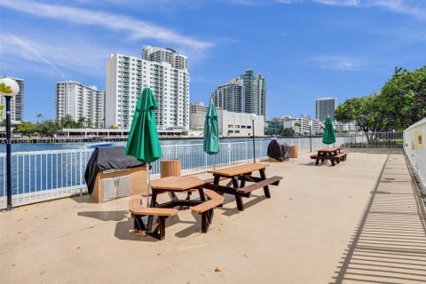Condo in Hallandale Beach, Florida, 3 bedrooms  № 2430225 - photo 29