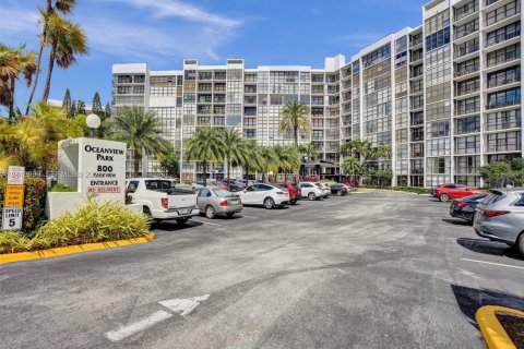 Condo in Hallandale Beach, Florida, 3 bedrooms  № 2430225 - photo 2