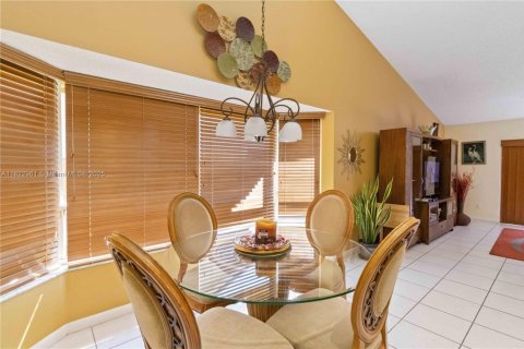 House in Plantation, Florida 4 bedrooms, 279.54 sq.m. № 1804316 - photo 28