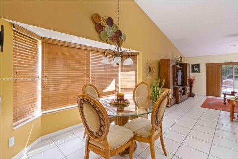 House in Plantation, Florida 4 bedrooms, 279.54 sq.m. № 1804316 - photo 27