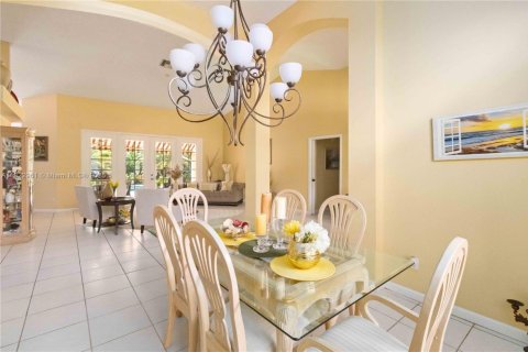 House in Plantation, Florida 4 bedrooms, 279.54 sq.m. № 1804316 - photo 9