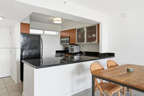 Condo in Miami, Florida, 1 bedroom  № 1956058 - photo 17