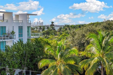 Condo in Miami, Florida, 1 bedroom  № 1956058 - photo 23