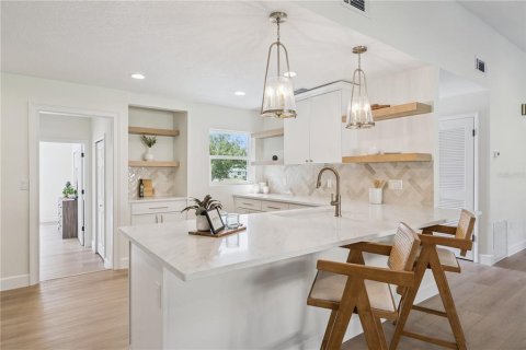 House in Clermont, Florida 4 bedrooms, 171.5 sq.m. № 2210389 - photo 12