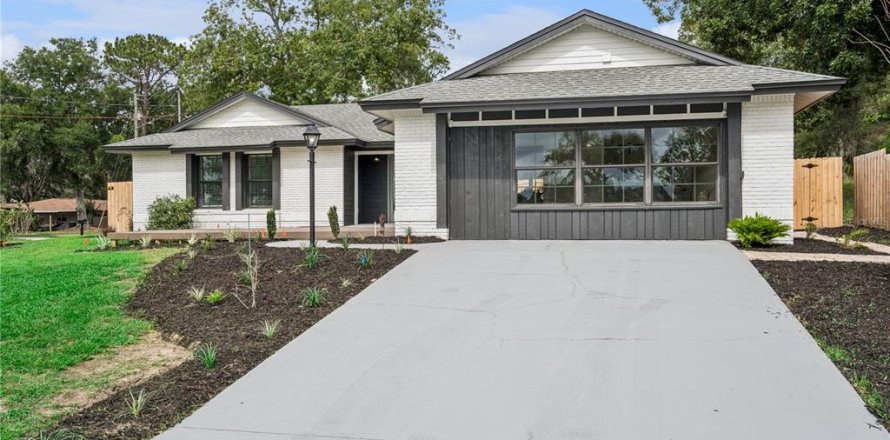 House in Clermont, Florida 4 bedrooms, 171.5 sq.m. № 2210389