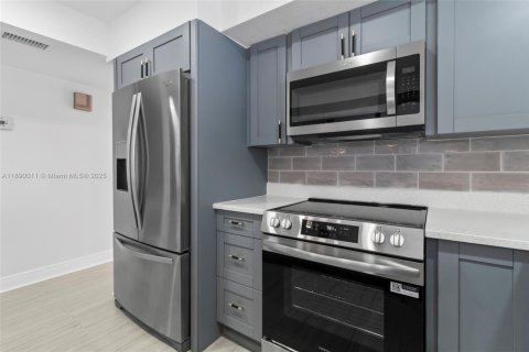 Casa en venta en Tampa, Florida, 3 dormitorios, 180.6 m2 № 1939263 - foto 23