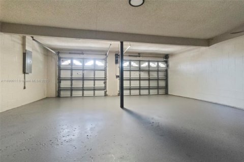 Casa en venta en Tampa, Florida, 3 dormitorios, 180.6 m2 № 1939263 - foto 28