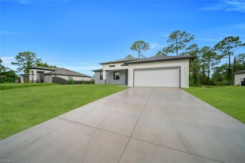 House in Lehigh Acres, Florida 3 bedrooms, 159.23 sq.m. № 1843577 - photo 3