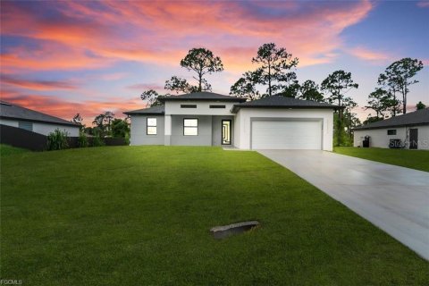 House in Lehigh Acres, Florida 3 bedrooms, 159.23 sq.m. № 1843577 - photo 1